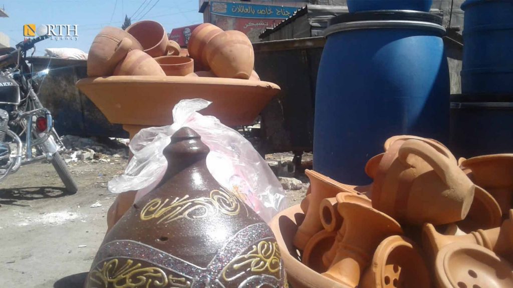 مصنوعات فخارية معروضة في مدينة إدلب بينما تمنع هيئة تحرير الشام ما يحتوي زخارف ورسومات لا تتفق مع رؤيتها- خاص نورث برس