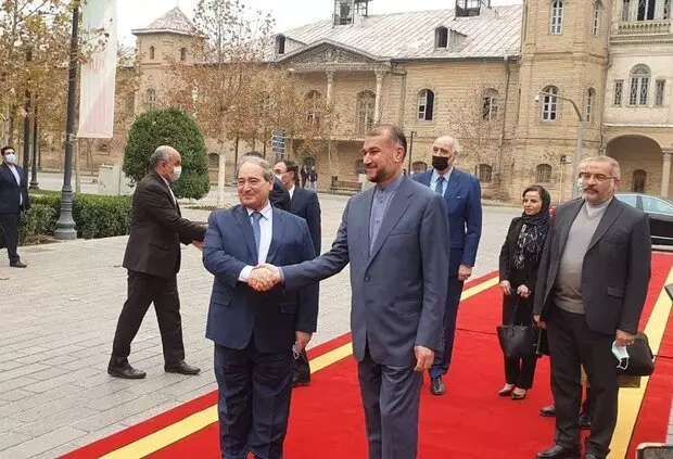 وزير الخارجية الإيراني حسين أمير عبداللهيان مع نظيره السوري فيصل مقداد