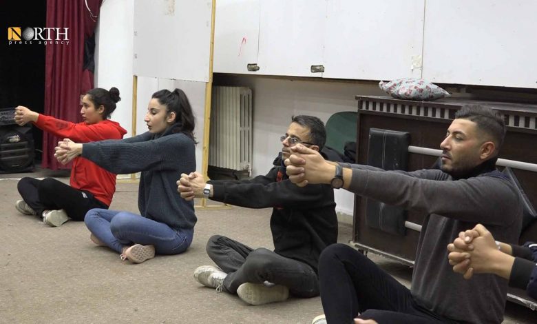 صورة شبان في كوباني يقبلون على دورة للتدريب المسرحي