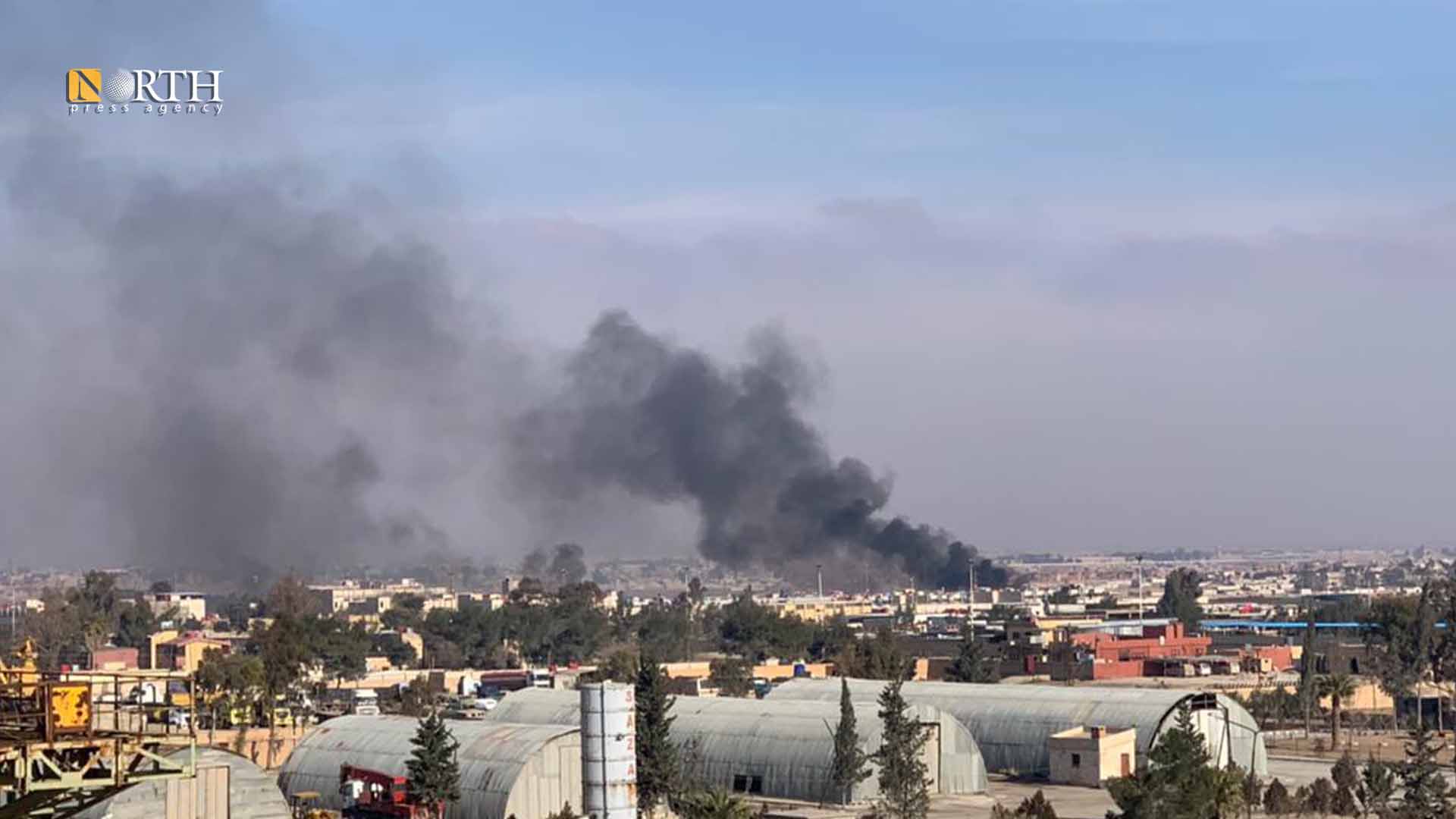 تصاعد الدخان من سجن الصناعة الخاص بمقاتلي داعش في الحسكة- نورث برس