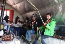 صورة آلات كمان نازحة وتدرب ذاتي لثماني فتيات من عفرين في خيمة