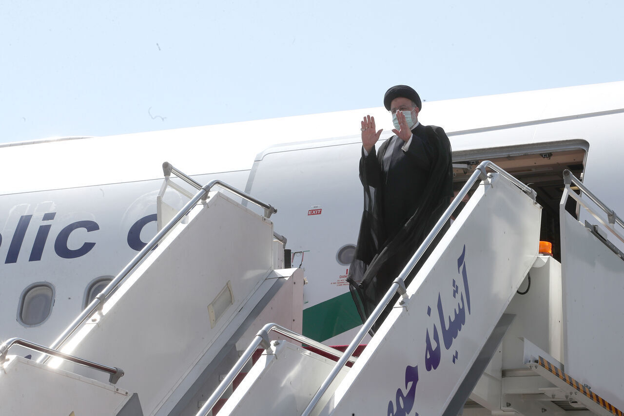 الرئيس الإيراني قبل توجهه إلى قطر