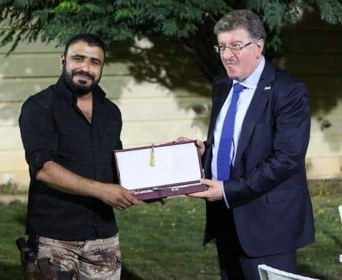 رئيس الائتلاف السوري يكرم أبو عمشة