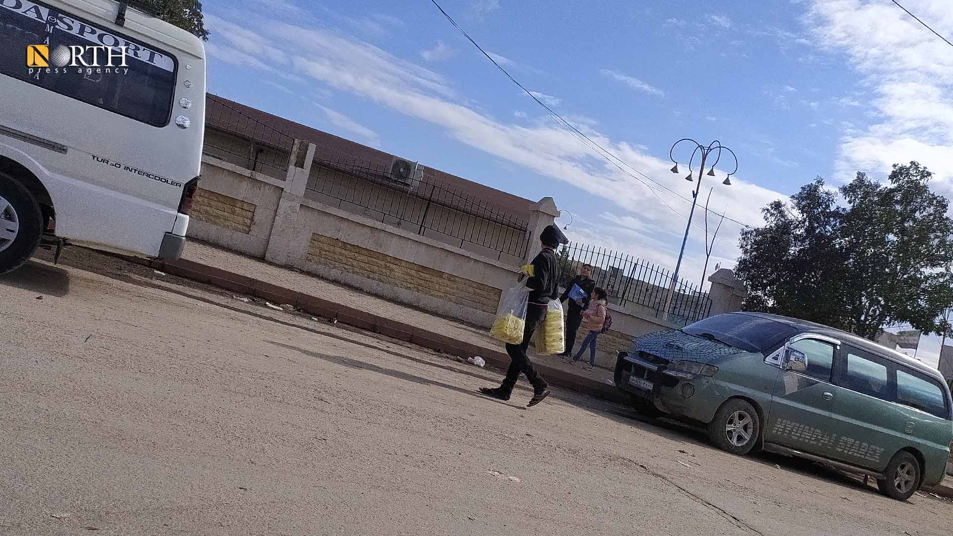 طفل يحمل كيس علب الكلينكس في إعزاز شمالي حلب – نورث برس