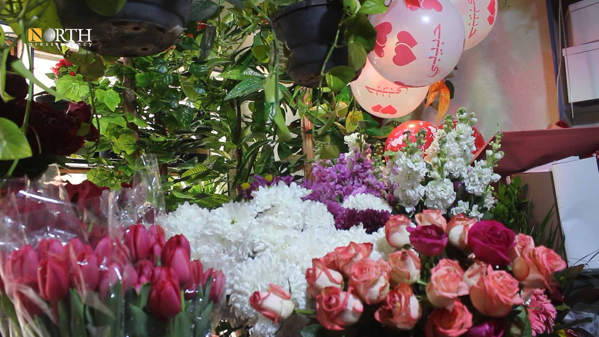 محل لبيع الهدايا والورود في شارع الكنيسة وسط مدينة الرقة – نورث برس