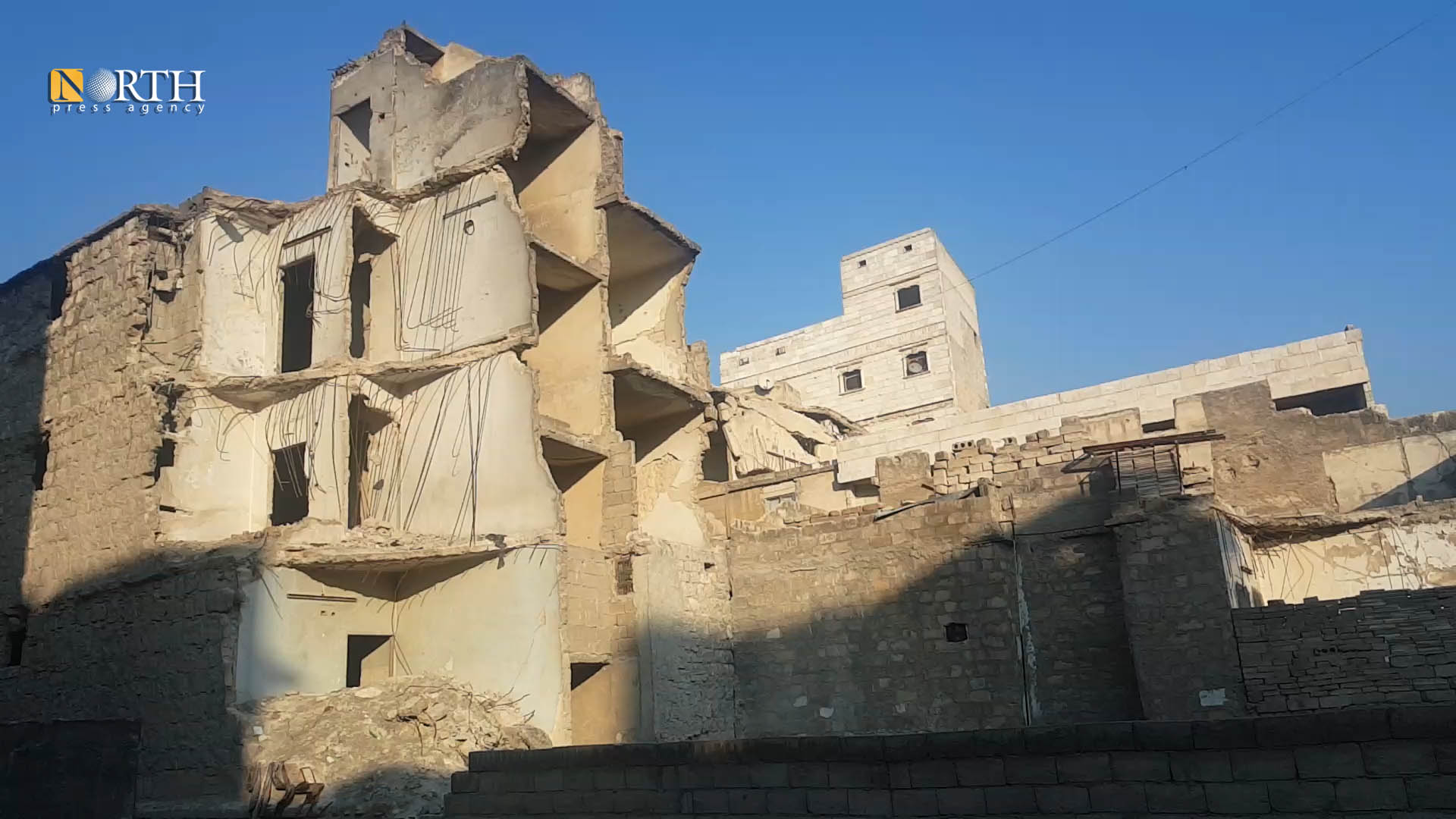 بناء مدمر في حي الفردوس – نورث برس