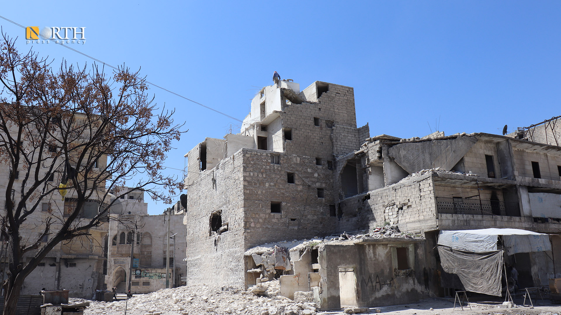 بناء مهدم في حي الصالحين شرقيّ حلب- نورث برس