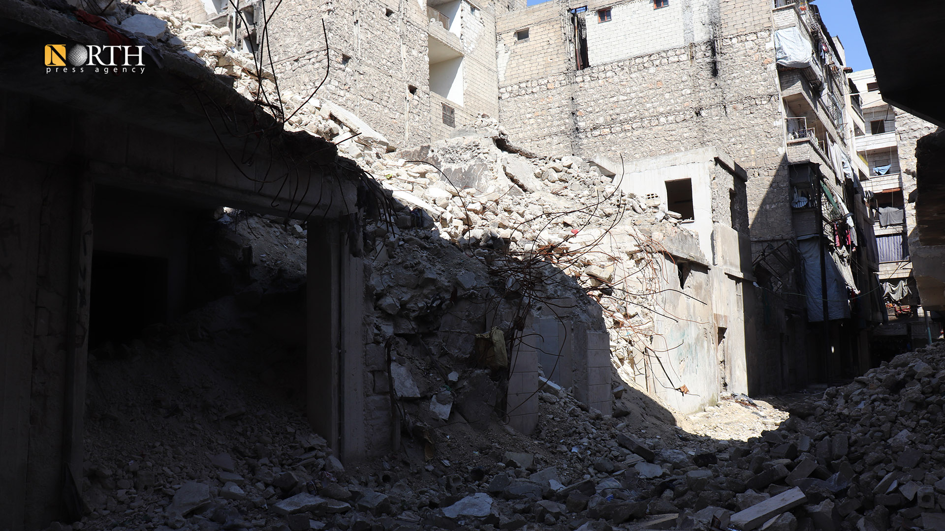 بناء مهدم في حي الصالحين شرقيّ حلب- نورث برس