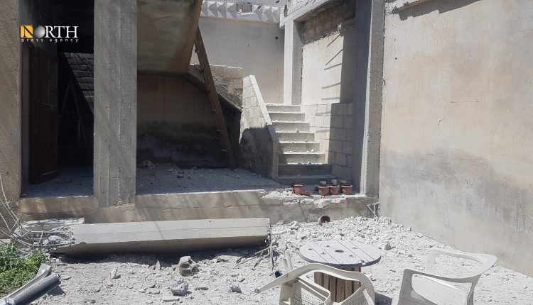 آثار الدمار في أحد المنازل جراء القصف التركي لمدينة كوباني – نورث برس