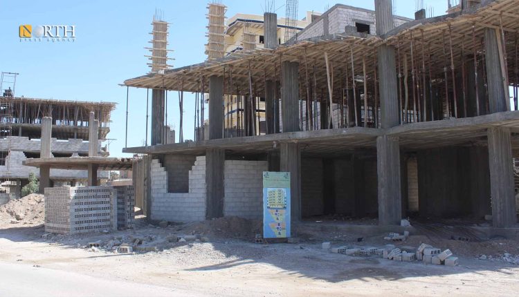 أحد الأبنية المشيدة حديثاً في حي الثكنة وسط مدينة الرقة – نورث برس
