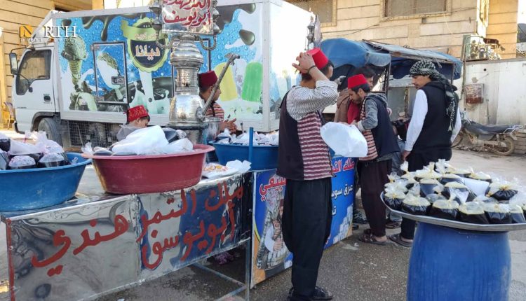 أشخاص يصنعون المشروبات الرمضانية في مدينة الدانا شمال إدلب ـ نورث برس