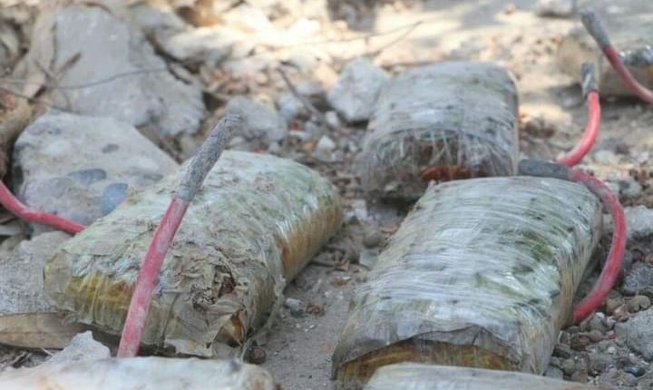 الأسايش تعثر على تسعة ألغام موصولة ببعضها في بناء مهدّم في الرقة
