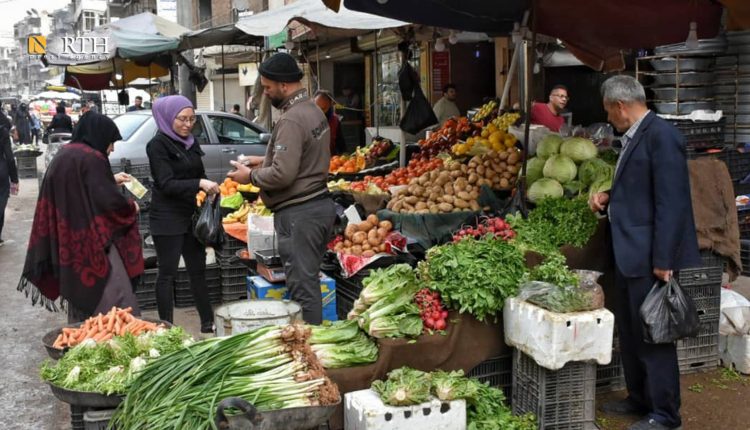 بسطة لبيع الخضراوات والفواكه في حي باب جنين بحلب- نورث برس