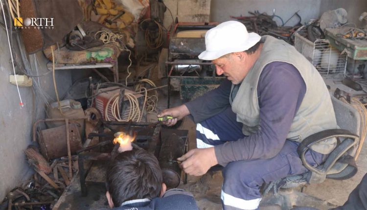 بوابيري يصلح بابور كاز في محله بمدينة إدلب- نورث برس