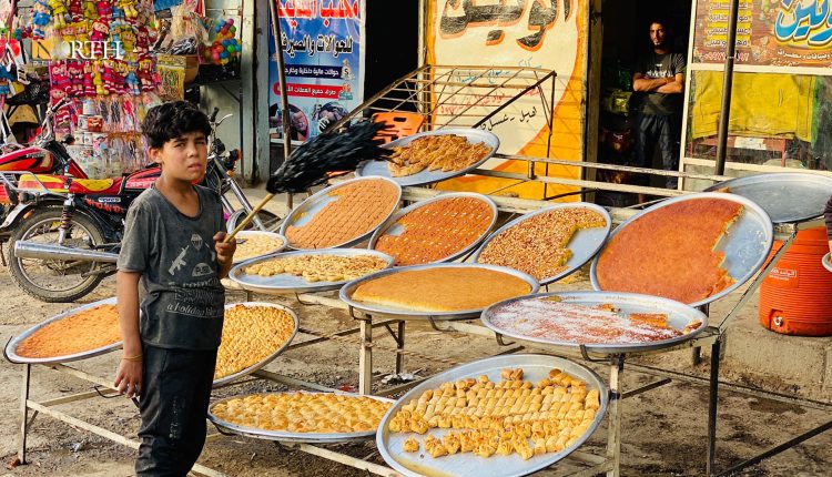 حلويات معروضة للبيع في بلدة غرانيج شرقي دير الزور - نورث برس