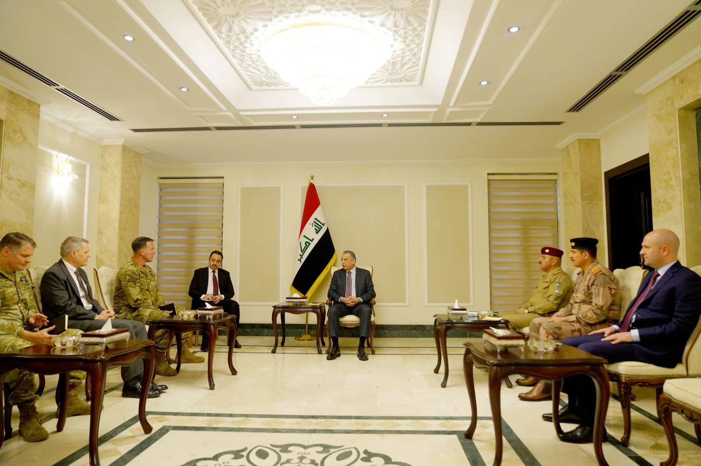 رئيس الحكومة العراقية مصطفى الكاظمي في لقاء مع قائد القيادة الوسطى الأميركية الجنرال مايكل كوريلا والوفد المرافق له