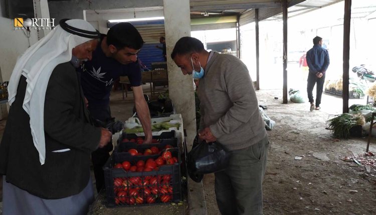 سكان يشترون الخضراوات من محل في بلدة تل تمر شمالي الحسكة- نورث برس