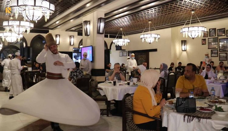 شخص من دمشق يؤدي لوحة المولوية الصوفية في مطعم بمدينة أربيل- نورث برس