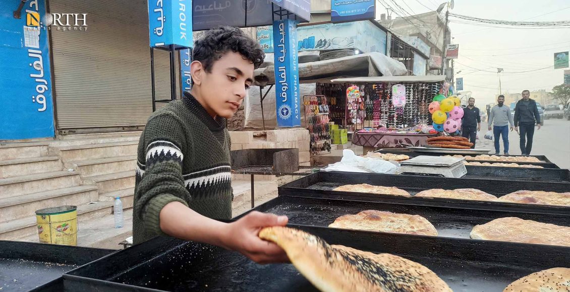طفل يعمل في بيع "معروك رمضان" في بلدة أطمة شمال إدلب- نورث برس