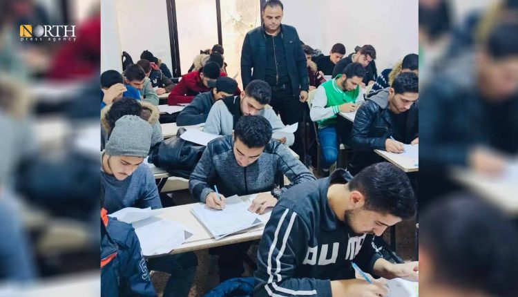 طلاب شهادة الثانوية في احد المعاهد الخاصة بإدلب- نورث برس