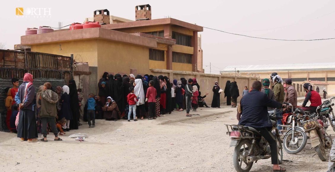 طوابير السّكان أمام الفرن الآلي في الشّدادي – نورث برس