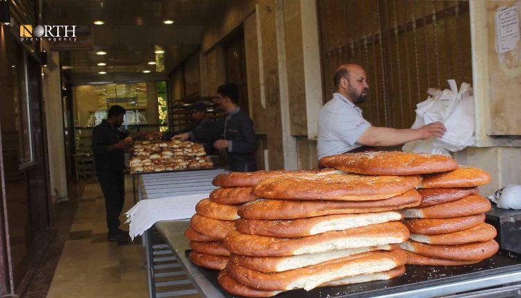 محل لبيع المعجنات والمعروك في مدينة الرقة- نورث برس
