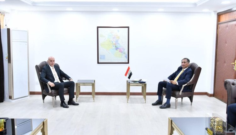 مسؤول في وزارة الخارجية العراقية مع السفير التركي لدى بغداد
