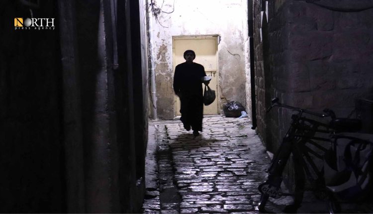مسحراتي في أحد أحياء حلب القديمة يوقظ السكان لتناول وجبة السحور- نورث برس