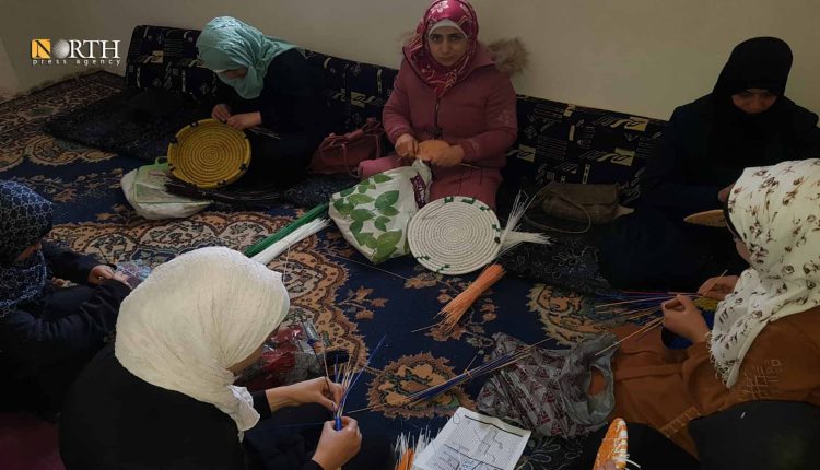 نساء في إدلب يعملن بصناعة القش- نورث برس