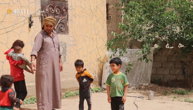 أب نازح مع أطفاله في ريف دير الزور- نورث برس