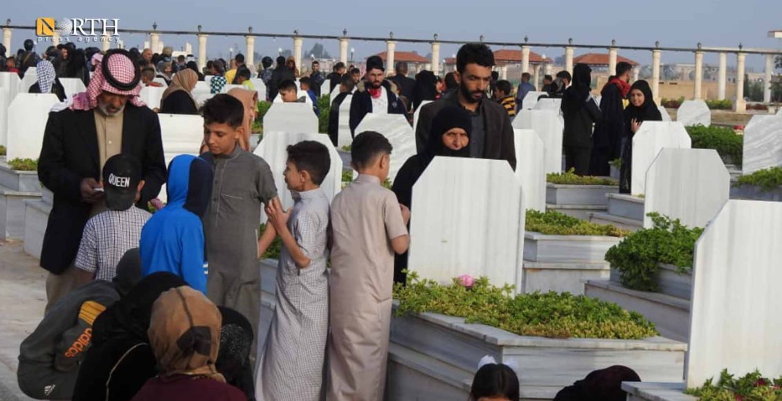 أطفال يزورون آبائهم في مقابر مدينة الرقة – نورث برس