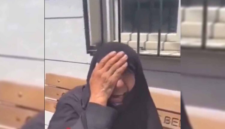 السيدة السورية وهي تضع يدها على وجهها بعد تعرضها لركلة من قبل رجل تركي، لقطة شاشة من الفيديو المتداول