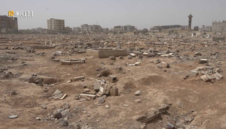 مقبرة "حطين" وسط مدينة الرقة التي تعرضت للتدمير على يد تنظيم "داعش" - نورث برس
