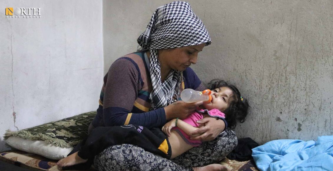 الطفلة دجلة برفقة أمها في منزل بمدينة ديرك- نورث برس