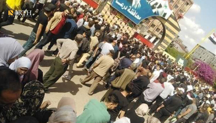تجمع سكان أمام مجمع حكومي في درعا في انتظار إطلاق سراح معتقلين في الخامس من الشهر الجاري - نورث برس