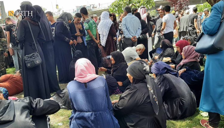 تجمع عائلات تحت جسر الرئيس في دمشق بانتظار وصول معتقلي سجن صيدنايا – نورث برس