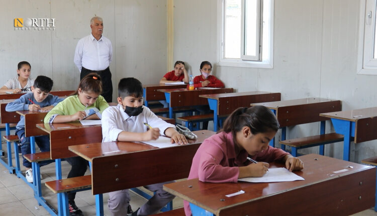تلاميذ سوريون يقدمون الامتحانات داخل إحدى القاعات في مدرسة مخيم كوره كوسك الابتدائية