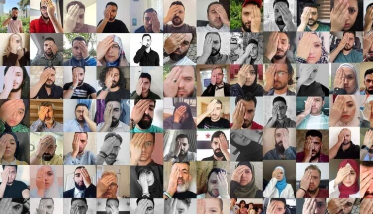 رواد مواقع التواصل يشاركون صورهم مقلدين حركة مسنة سورية تعرضت للركل في تركيا