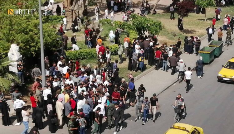 عائلات تحت جسر الرئيس في دمشق في انتظار وصول معتقلين من سجن صيدنايا – نورث برس