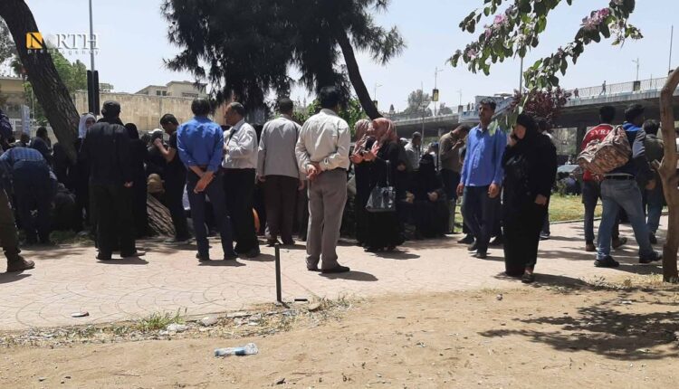عشرات العائلات كانت في انتظار حافلات تقل المعتقلين الخارجين من سجن صيدنايا خلال الأيام الماضية- نورث برس/ أرشيفية