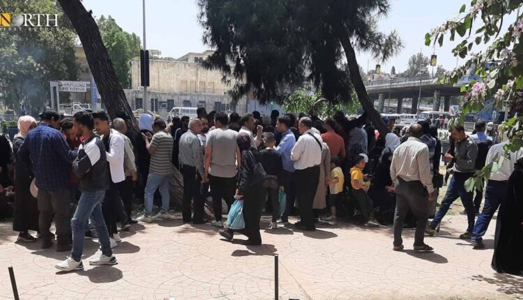 عشرات العائلات قضت أياماً تحت جسر الرئيس وسط دمشق تنتظر أبناءها المفرجين عنهم- نورث برس/ أرشيفية