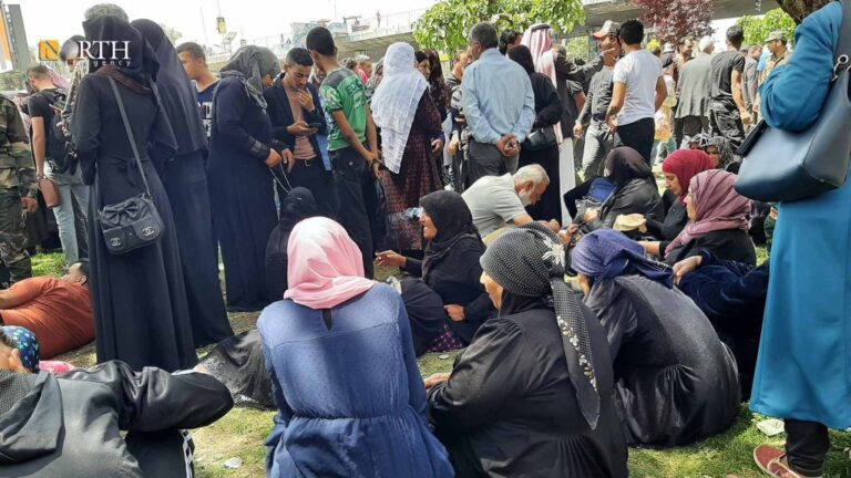 عشرات العائلات كانت في انتظار حافلات تقل المعتقلين الخارجين من سجن صيدنايا خلال الأيام الماضية - نورث برس أرشيفية