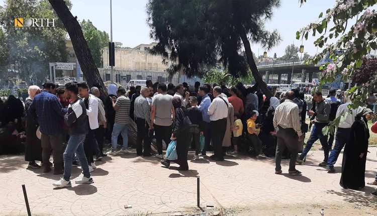 عشرات العائلات عند جسر الرئيس تنتظر أبناءها من معتقلي سجن صيدنايا