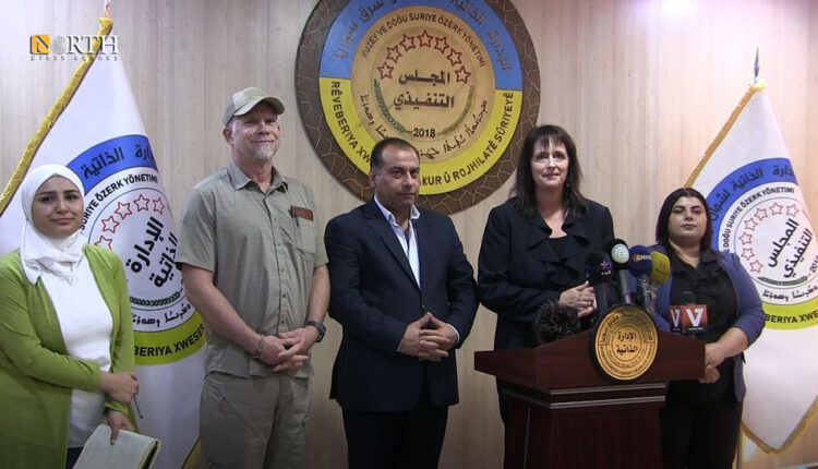 مؤتمر صحفي يجمع وفد من اللجنة الأميركية للحريات الدينية بمسؤولين من الإدارة الذاتية في الرقة – أرشيفية/نورث برس