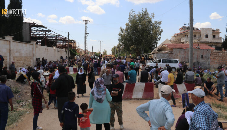محتجون أمام قاعدة روسية في ريف حلب الشمالي - نورث برس