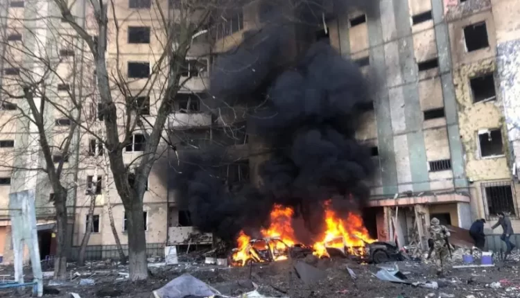 مركبات تحترق خارج مبنى سكني تضرر من غارة جوية روسية في كييف عاصمة أوكرانيا