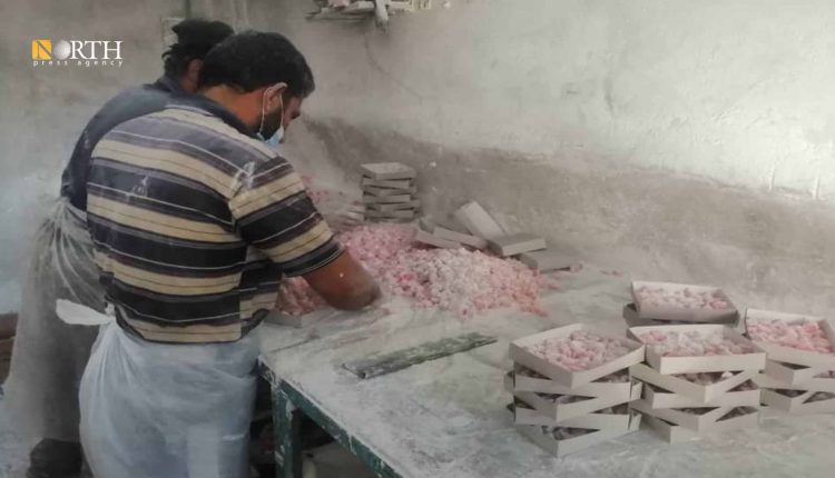 معمل لصناعة الراحة الحورانية في مدينة درعا- نورث برس