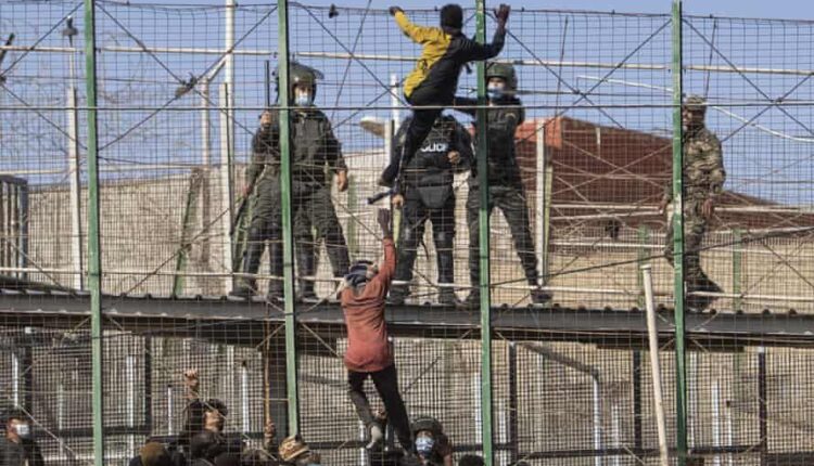 اقتحام حشد من المهاجرين حدود مليلية الإسبانية من المغرب – انترنيت