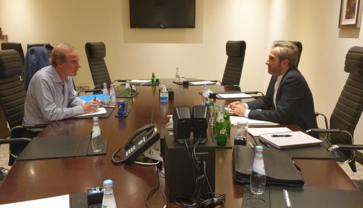 المفاوض الإيراني علي باقري، والمنسّق الأوروبي إنريكي مورا، خلال جولة المفاوضات الإيرانية الأميركية غير المباشرة في الدوحة- صفحة "مورا" على التوتير