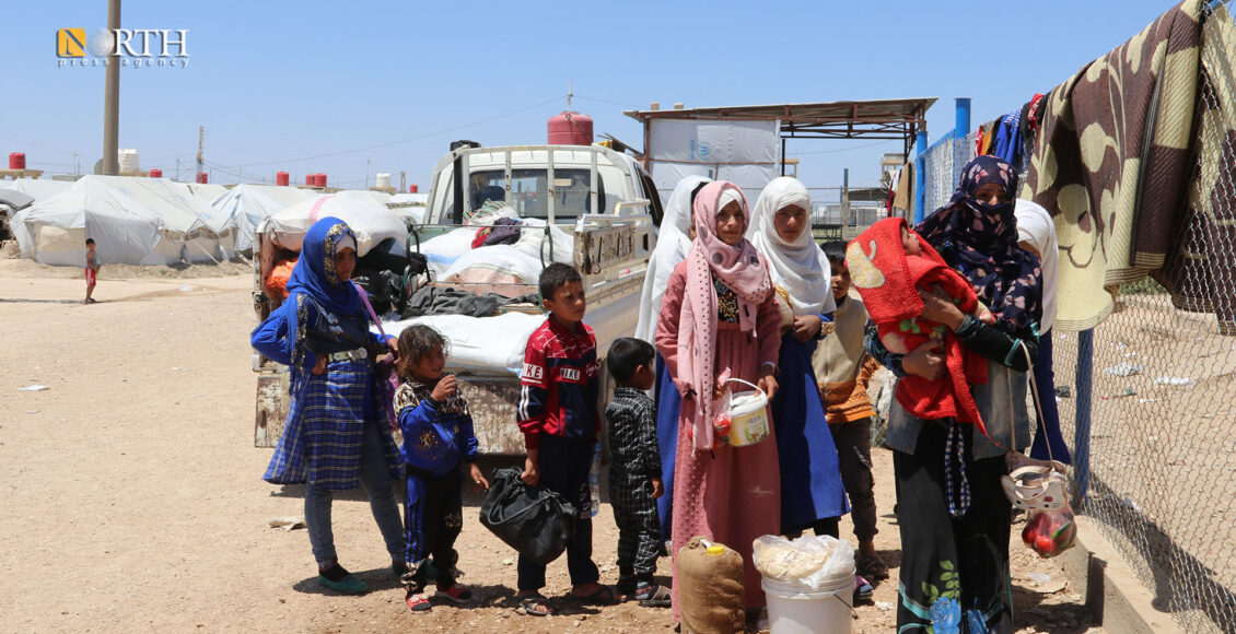 إحدى العائلات التي نزحت من ريف الحسكة جراء القصف التركي إلى مخيم نوروز بديرك ـ نورث برس